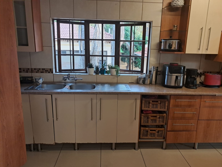 6 Bedroom Property for Sale in Safari Gardens North West